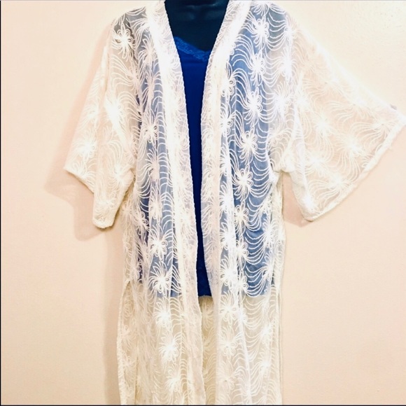 Forever 21 Tops - ❤️FOREVER 21 Embroidered Kimono❤️